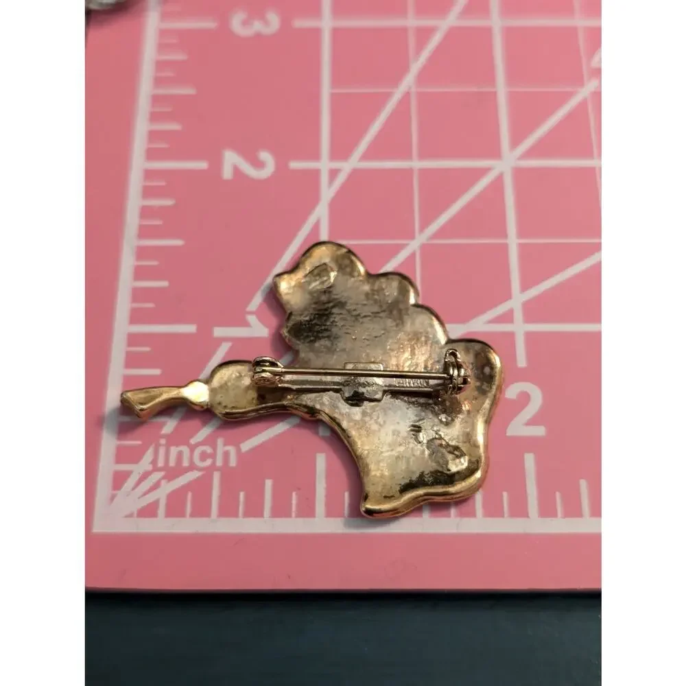 Vintage Cream Enamel Flower Gold Tone Brooch